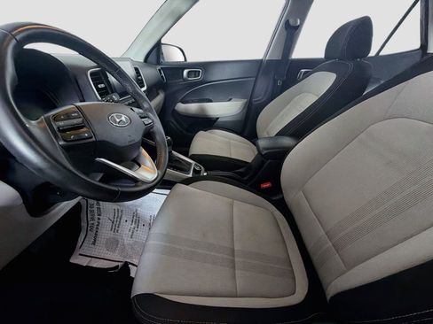 Used 2025 Hyundai Venue SEL FWD image 13