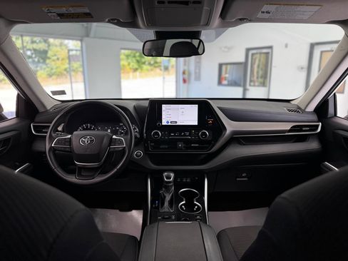 Used 2024 Toyota Highlander LE image 23
