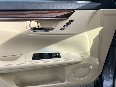 Used 2013 Lexus ES 350 w/ Luxury Pkg image 6