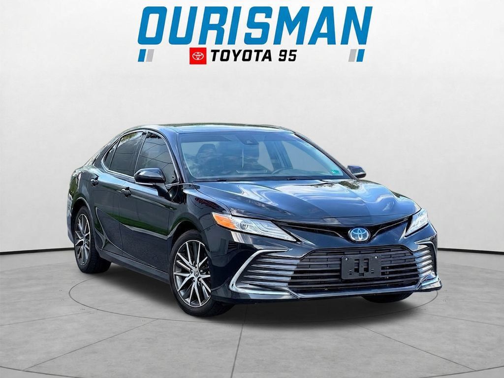 Used 2023 Toyota Camry XLE w/ Cold Weather Package FWD image 1