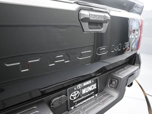 Used 2025 Toyota Tacoma SR5 AWD/4WD image 12