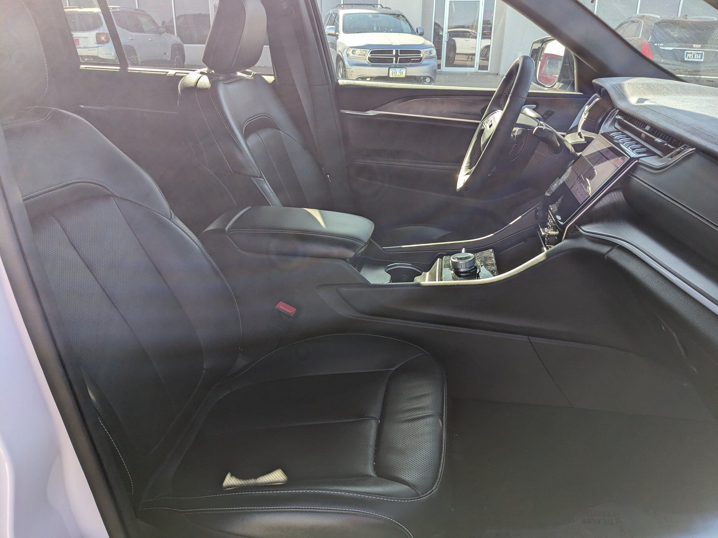 Used 2024 Jeep Grand Cherokee Limited w/ Luxury Tech Group II AWD/4WD image 41