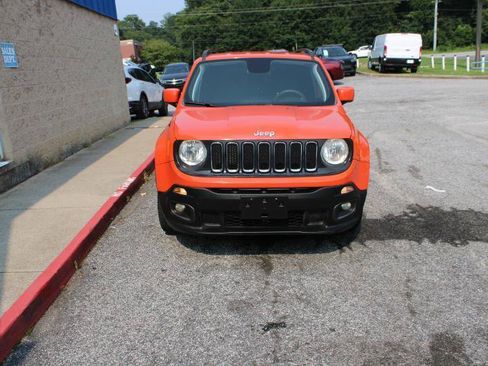 Used 2018 Jeep Renegade Latitude FWD image 2