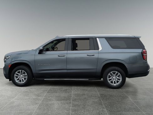 Used 2022 Chevrolet Suburban LT image 2
