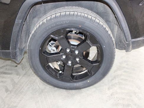 Used 2019 Jeep Grand Cherokee Laredo image 45