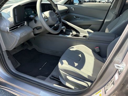 Used 2025 Hyundai Elantra Hybrid w/ Cargo Package FWD image 9