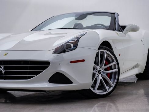 Used 2015 Ferrari California T image 2