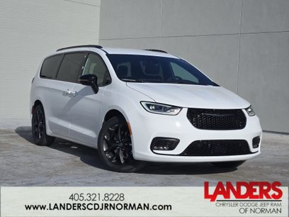 New 2026 Chrysler Pacifica Select w/ S Appearance Package