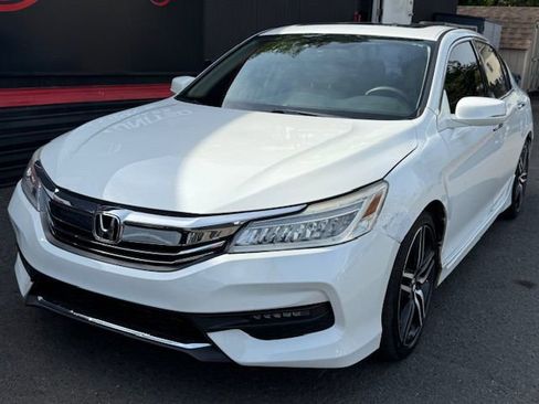 Used 2017 Honda Accord Touring image 2