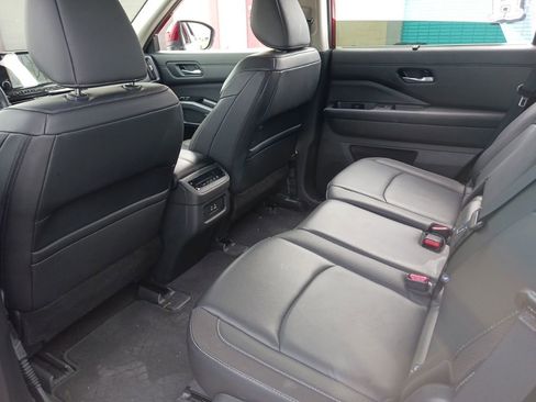 Used 2025 Nissan Pathfinder SL FWD image 13