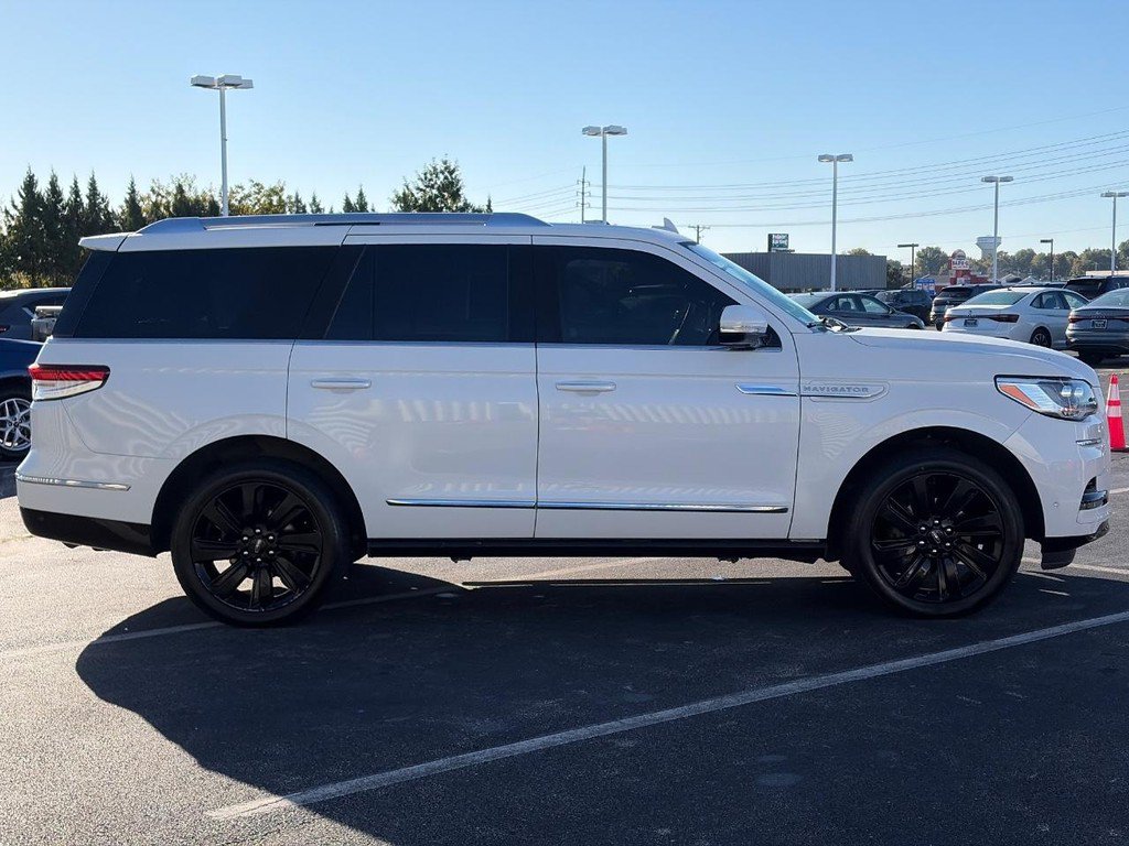 Used 2023 Lincoln Navigator Reserve AWD/4WD image 4