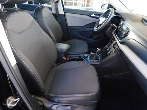 Used 2022 Volkswagen Taos SE w/ Panoramic Sunroof Package image 22