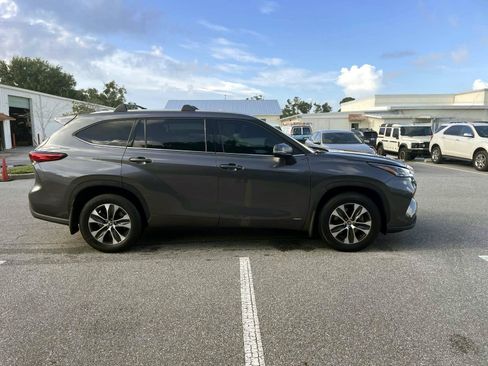 Used 2022 Toyota Highlander XLE AWD/4WD image 7