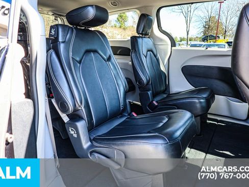Used 2024 Chrysler Pacifica Touring-L FWD image 24
