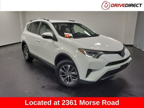 Used 2018 Toyota RAV4 LE image 1