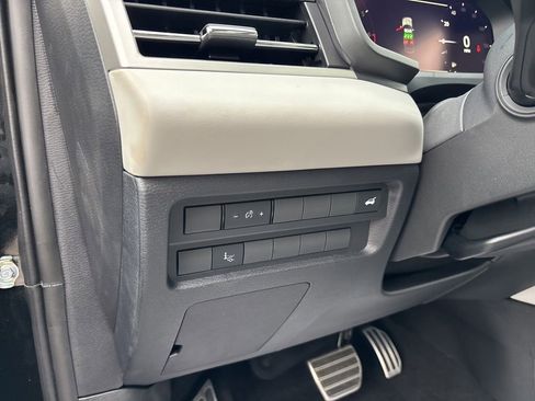 Used 2025 Mitsubishi Outlander AWD image 26