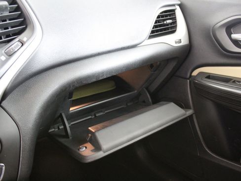 Used 2016 Jeep Cherokee Limited w/ Technology Group image 26