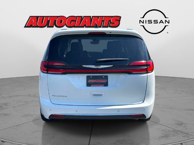 Used 2023 Chrysler Pacifica Touring-L FWD image 5