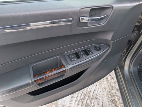 Used 2010 Chrysler 300 Limited image 8