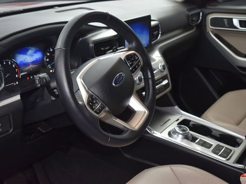 Used 2020 Ford Explorer XLT w/ Equipment Group 202A image 5