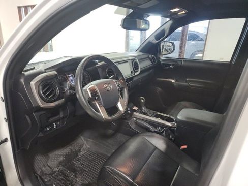 Used 2018 Toyota Tacoma SR image 10