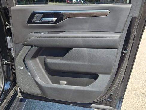 Used 2025 Chevrolet Suburban Premier image 15