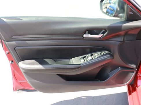 Used 2024 Nissan Altima 2.5 SV FWD image 10