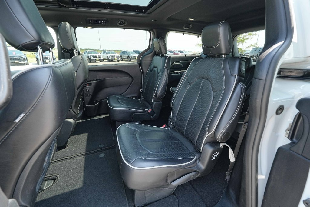 Used 2025 Chrysler Pacifica Limited FWD image 20