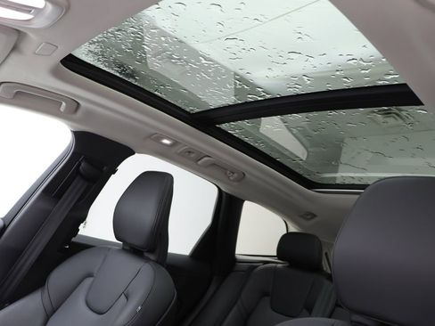 Used 2025 Volvo XC60 B5 Core AWD/4WD image 18