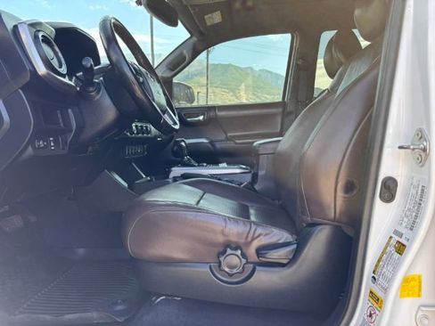 Used 2016 Toyota Tacoma Limited w/ Towing Package image 16