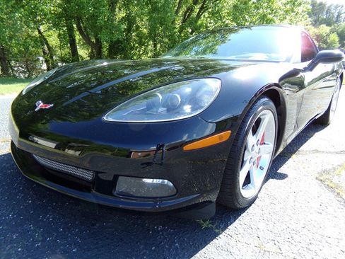 Used 2005 Chevrolet Corvette Coupe w/ Preferred Equipment Group RWD image 2