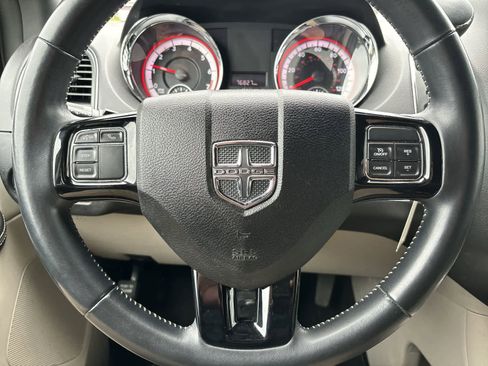 Used 2019 Dodge Grand Caravan SXT image 5