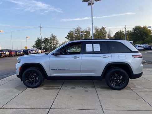 Used 2025 Jeep Grand Cherokee Altitude AWD/4WD image 7