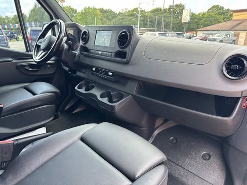 Used 2021 Mercedes-Benz Sprinter 2500 image 28