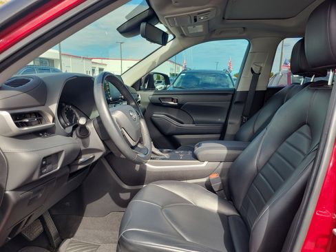 Used 2022 Toyota Highlander XLE image 19