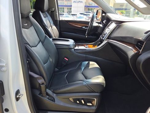 Used 2016 Cadillac Escalade Luxury RWD image 17