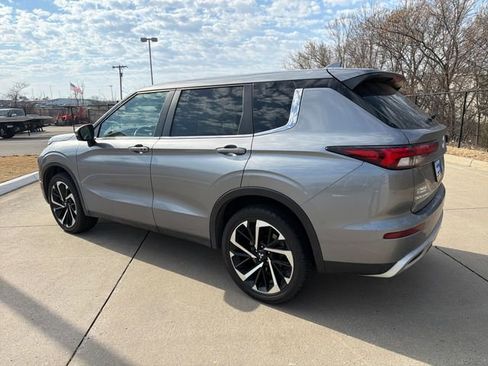 Used 2024 Mitsubishi Outlander SE image 3