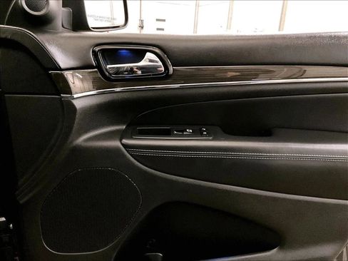 Used 2019 Jeep Grand Cherokee Overland AWD/4WD image 23