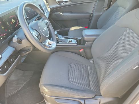 Used 2023 Kia Sportage LX image 3