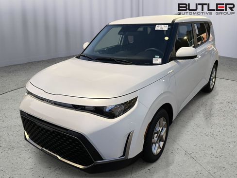 Used 2024 Kia Soul LX w/ Option Group 015 FWD image 2