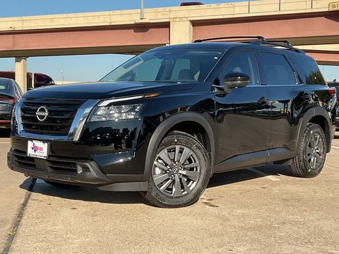 New 2025 Nissan Pathfinder SV image 2