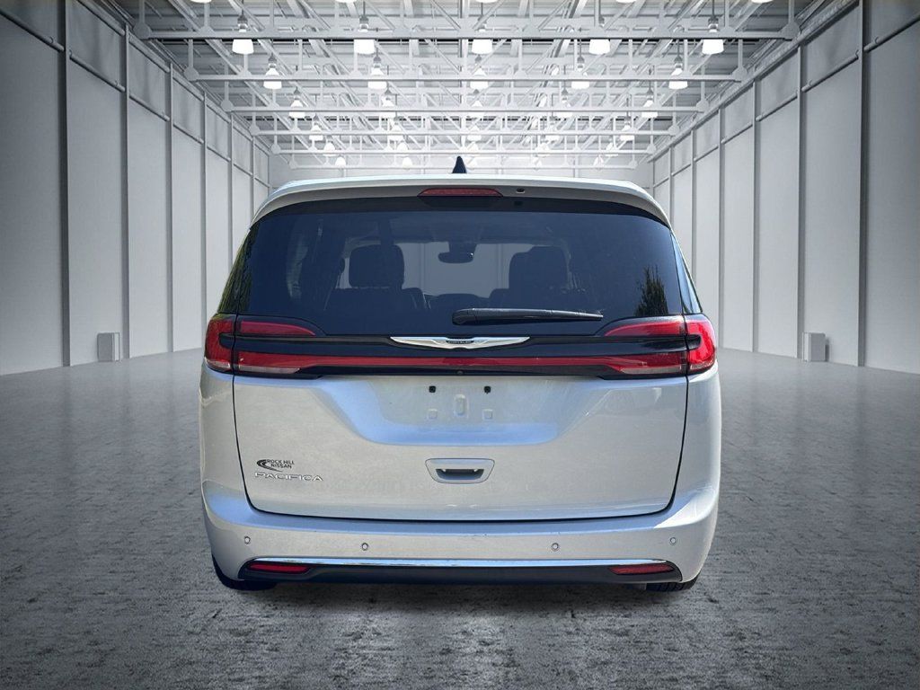 Used 2024 Chrysler Pacifica Touring-L FWD image 7