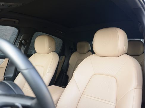 Certified 2025 Porsche Cayenne Coupe image 5