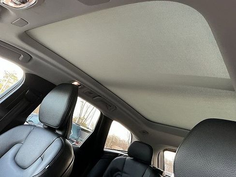 Certified 2021 Volvo XC60 T6 Momentum image 17