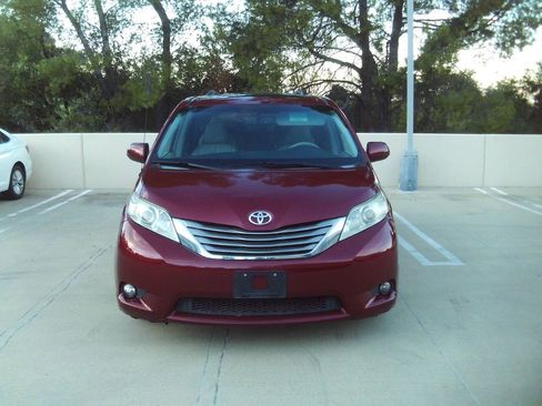 Used 2012 Toyota Sienna XLE image 12