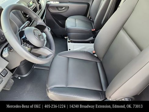 Used 2025 Mercedes-Benz Sprinter 2500 image 6