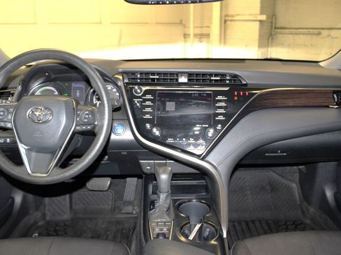 Used 2020 Toyota Camry LE image 9