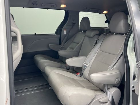 Used 2020 Toyota Sienna XLE w/ XLE Navigation Package image 8