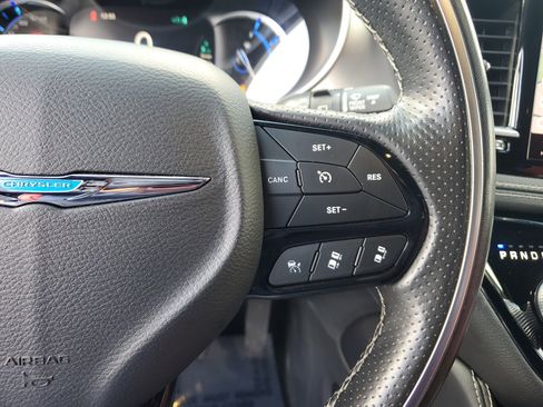 Used 2021 Chrysler Pacifica Limited w/ Uconnect Theater Family Group image 24