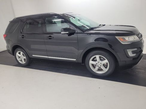 Used 2017 Ford Explorer XLT w/ Equipment Group 202A AWD/4WD image 11
